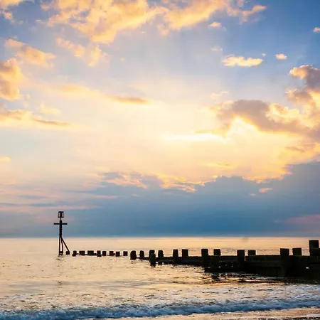 Chalet For Hire At Rainbows End Near A Beautiful Norfolk Beach Ref 31039R Bacton  Exterior photo